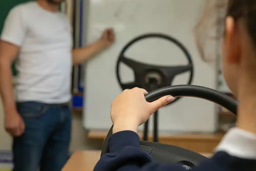 estudiante autoescuela esta aprendiendo mover volante automovil